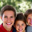 Photo de profil d'une une famille souriante.